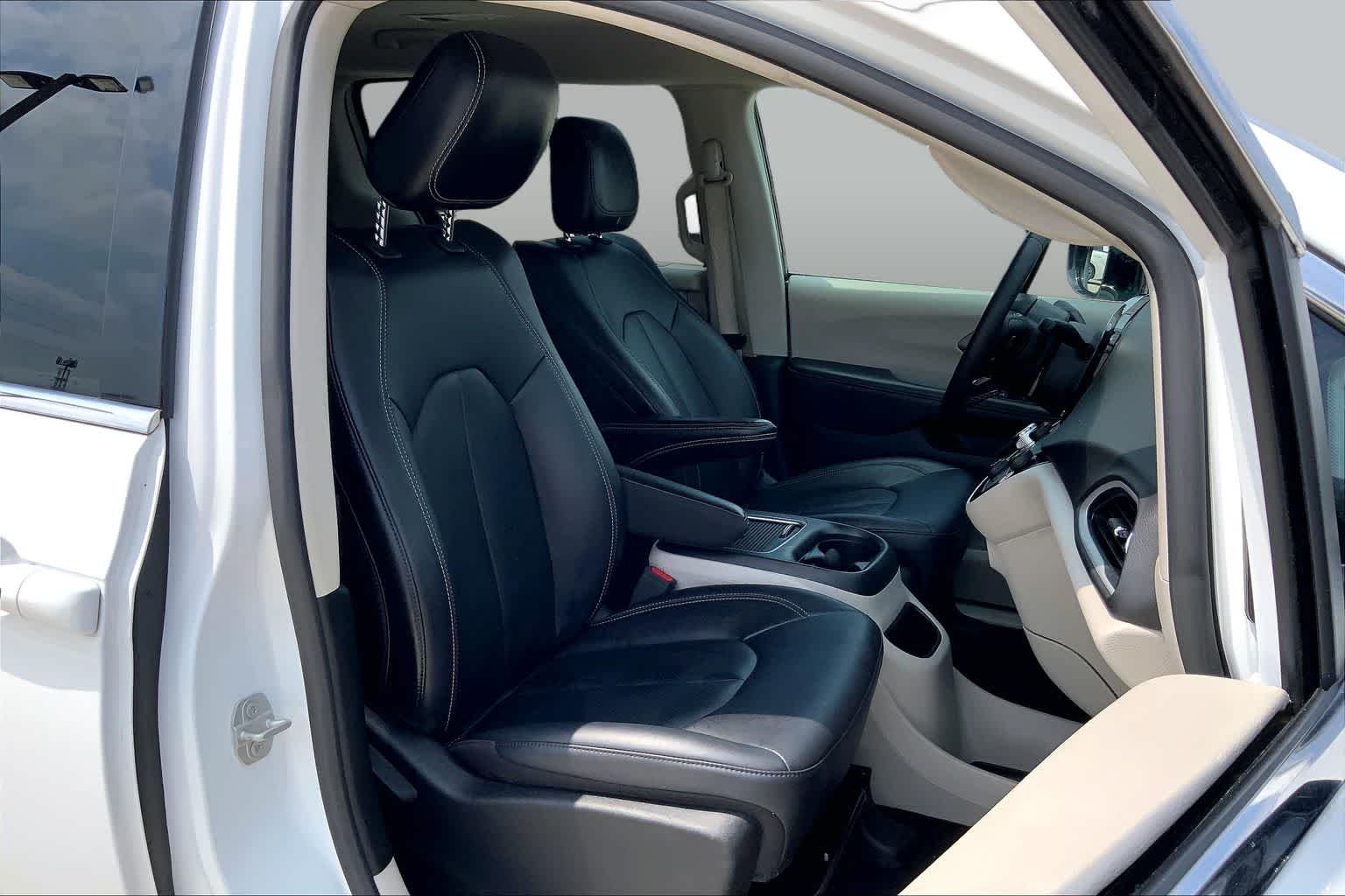 Used 2024 Bright White Clearcoat Chrysler Touring L image 9