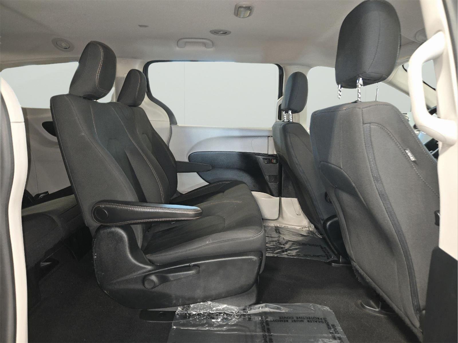 Used 2019 Granite Crystal Metallic Clearcoat Chrysler L image 41