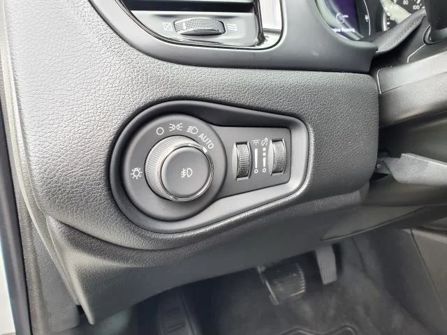 Used 2020 Alpine White Clearcoat Jeep Altitude image 9