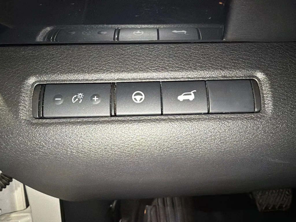 Used 2025 Glacier White Nissan SV image 17