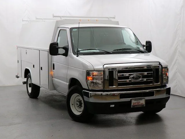 New 2025 Oxford White Ford E-350 SRW image 1