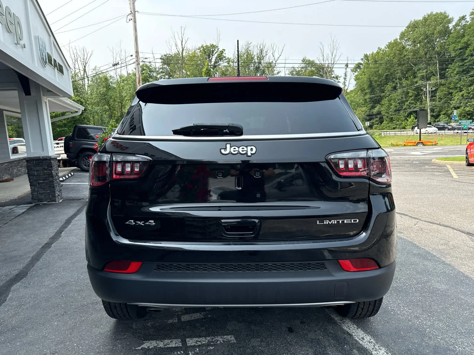 Used 2023 Diamond Black Crystal Pearlcoat Jeep Limited image 4