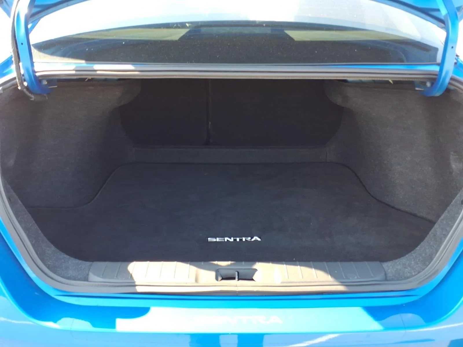 Used 2022 Electric Blue Metallic Nissan SV image 32
