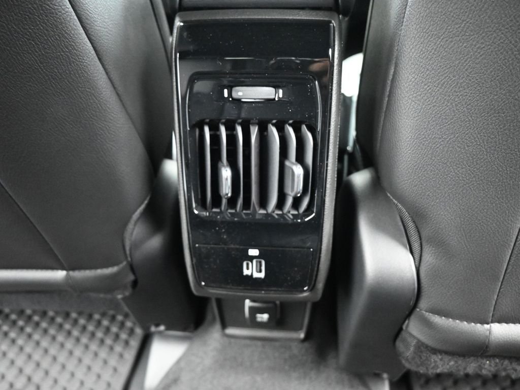 New 2026 Diamond Black Crystal Pearl-Coat Exterior Paint Jeep Latitude image 16