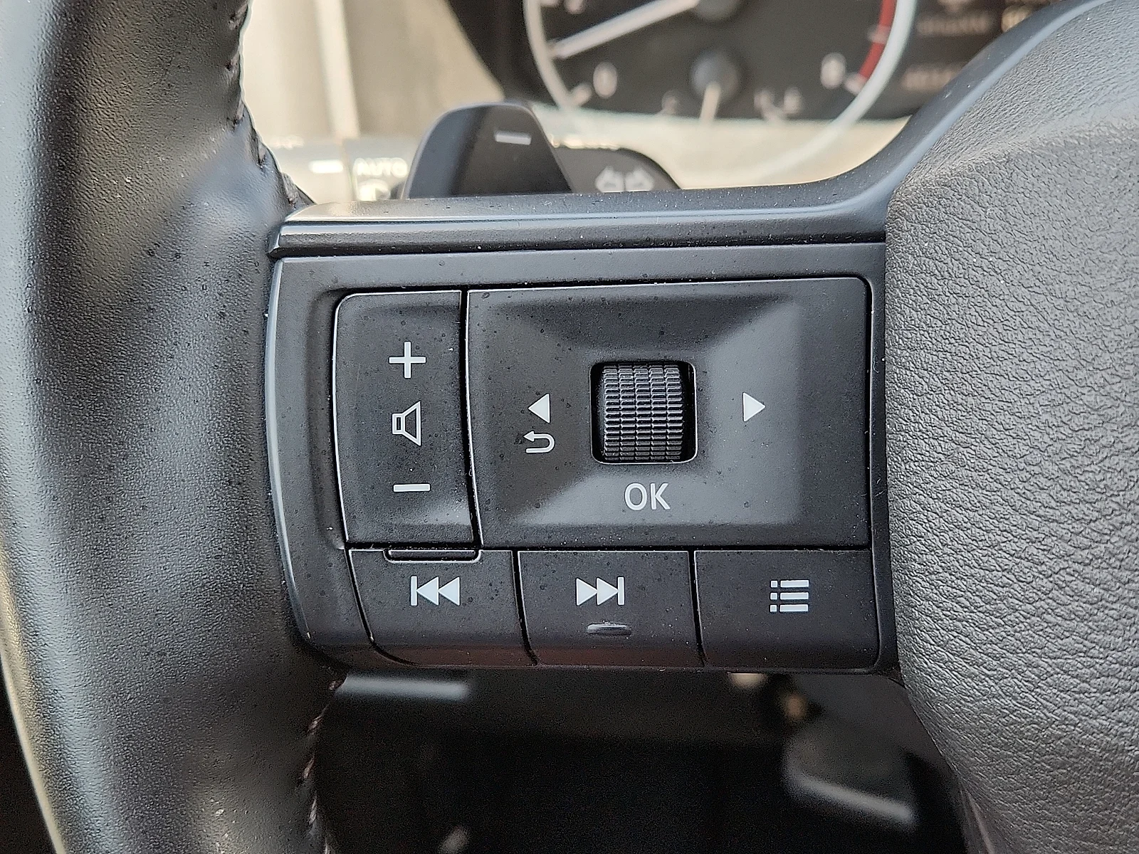 2025 Nissan Rogue SV - Photo 16
