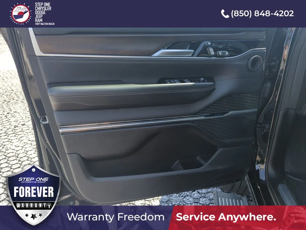 Used 2024 Black Jeep Base image 17
