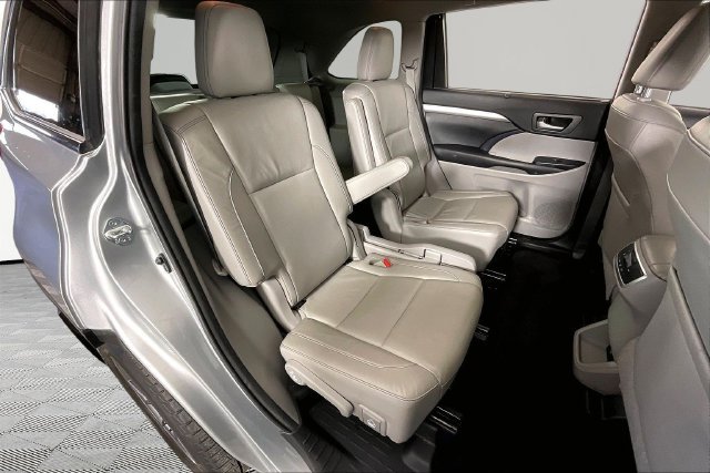 Used 2017 Silver Toyota XLE image 23