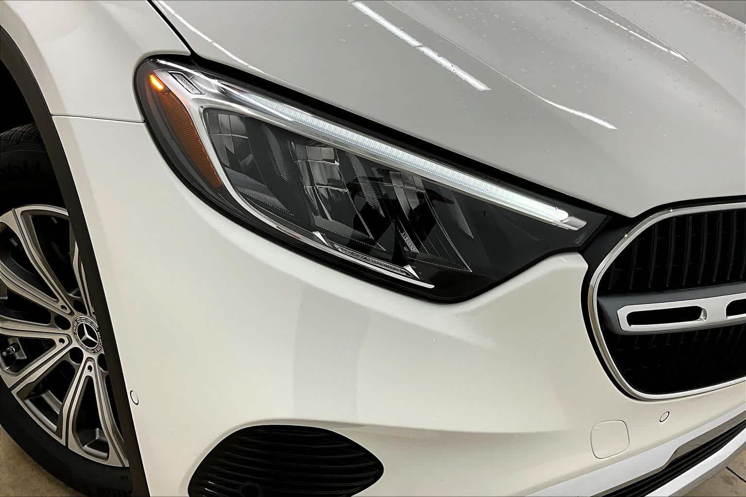 New 2026 Polar White Mercedes-Benz GLC 300 image 13