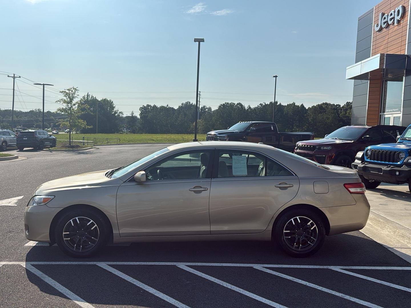 Used 2010  Toyota LE image 9