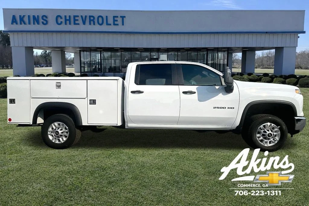 New 2026 Summit White Chevrolet WT image 18