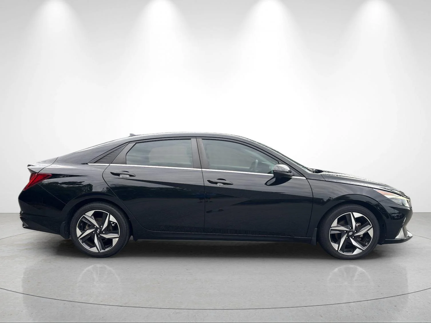 Used 2022 Phantom Black Hyundai SEL image 6