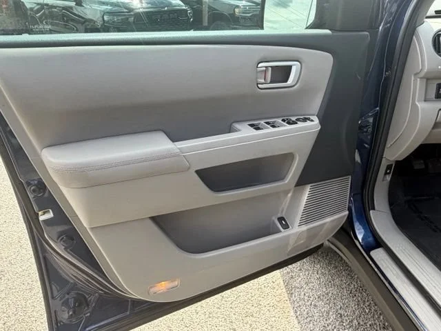 Used 2013 Blue Honda EX-L image 19