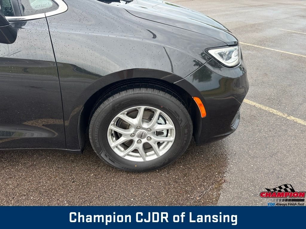 Used 2022 Black Chrysler Touring L image 39