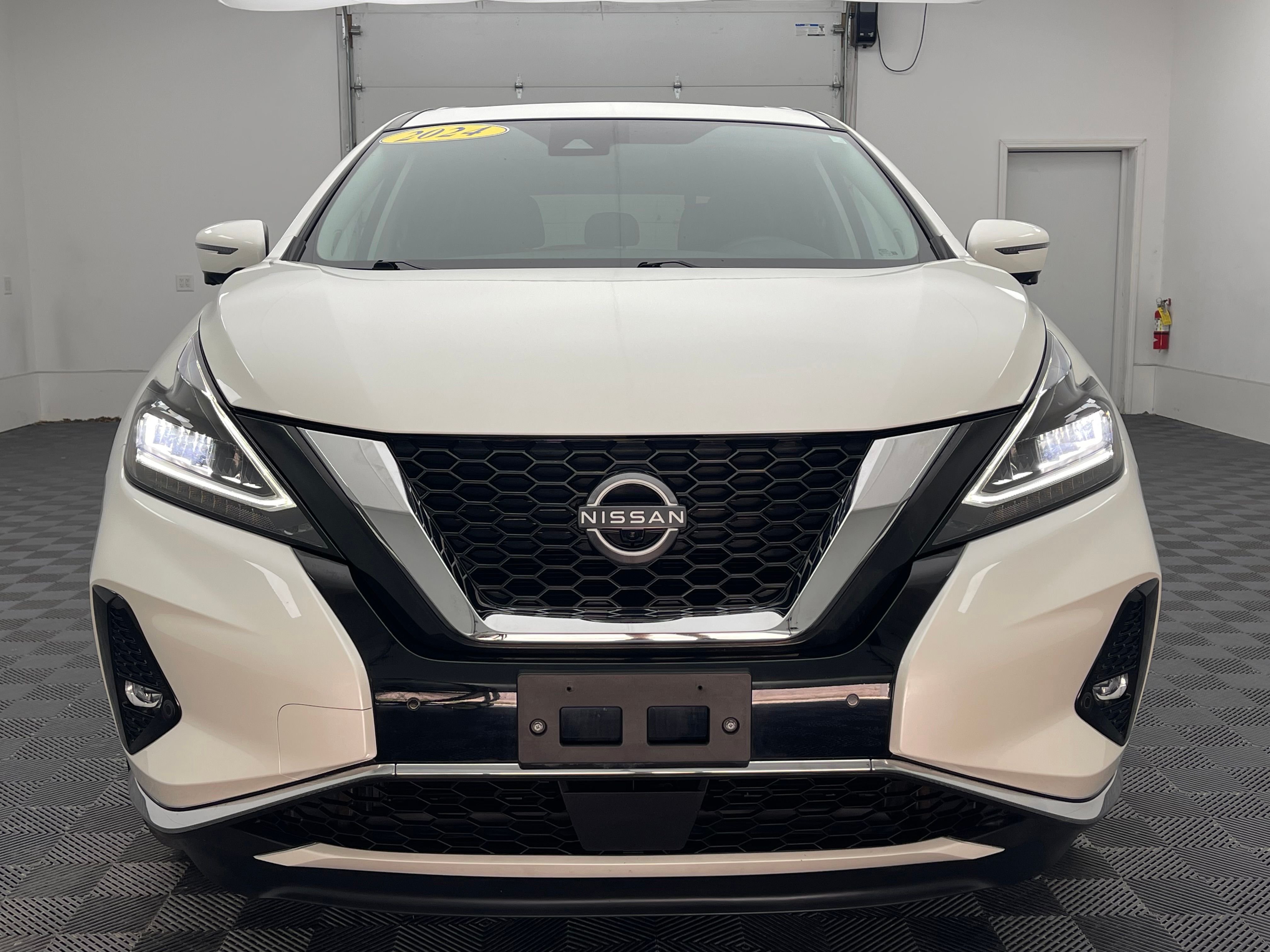 Used 2024 Pearl White Tricoat Nissan SL image 15