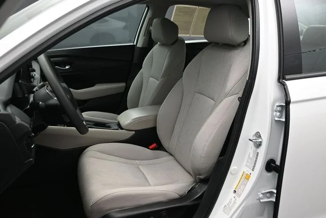 Used 2025 White Honda SE image 5