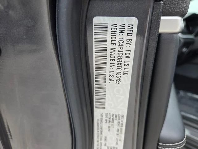 New 2026 Baltic Gray Metallic Clear-Coat Exterior Paint Jeep Limited image 19