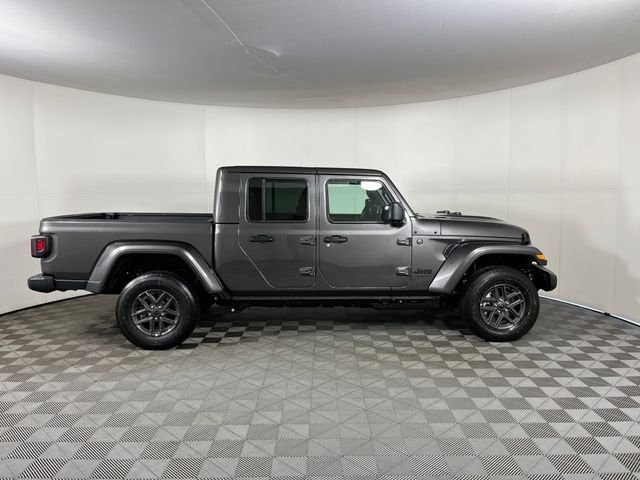 New 2026 Granite Crystal Metallic Clear-Coat Exterior Paint Jeep Sport S image 4
