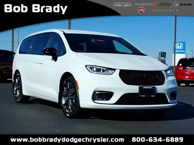 2026 Chrysler Pacifica Select's photo