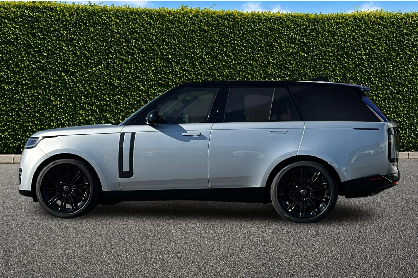 Used 2025  Land Rover SE image 7