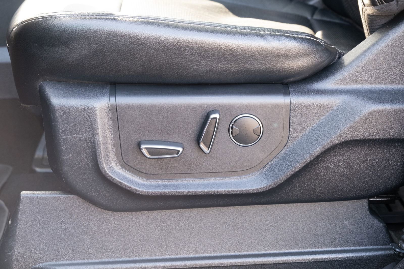 Used 2019  Ford Lariat image 11