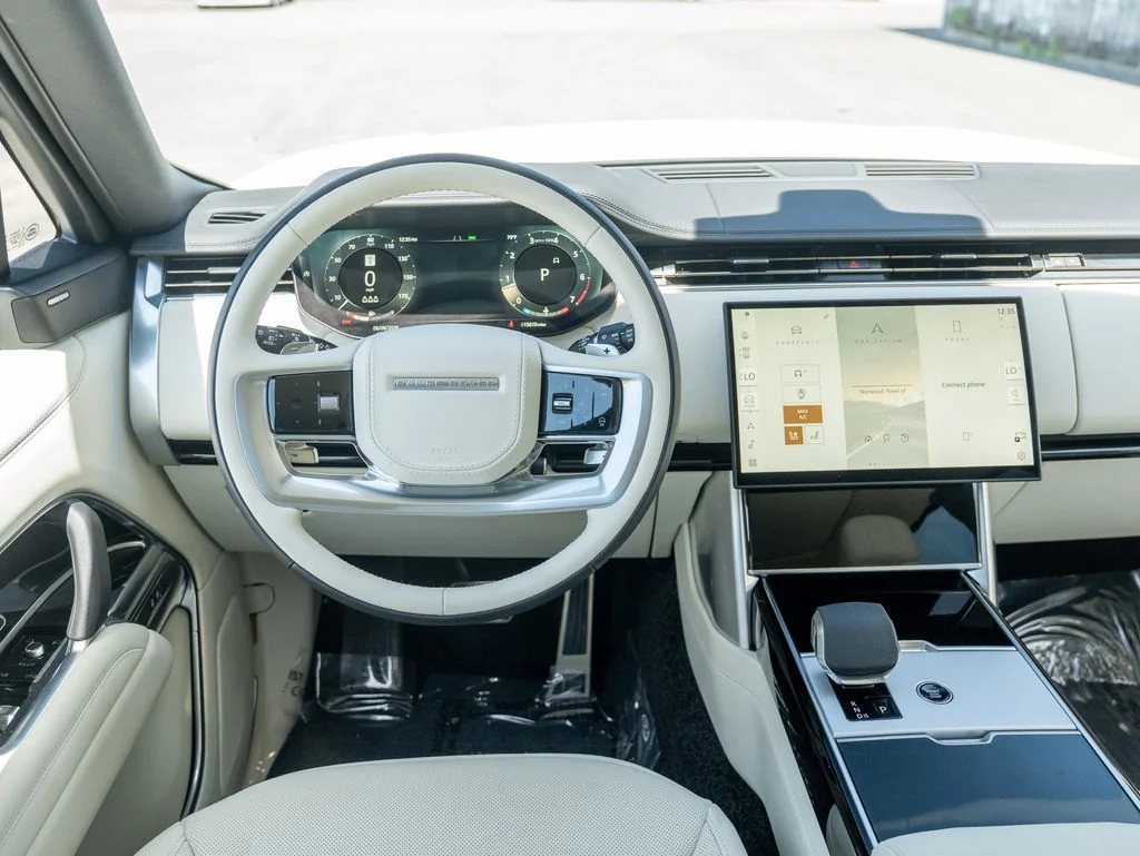 Used 2025 White Land Rover SE image 13
