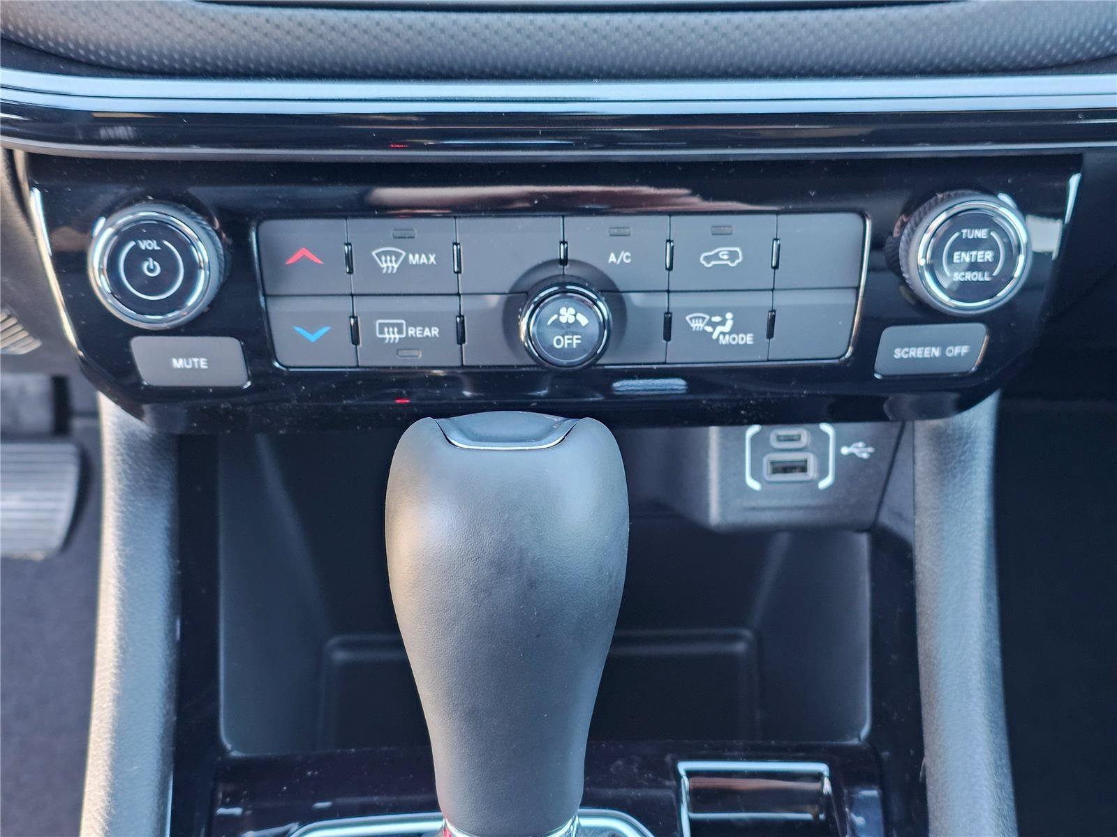 New 2026 Bright White Clearcoat Jeep Latitude Altitude image 27