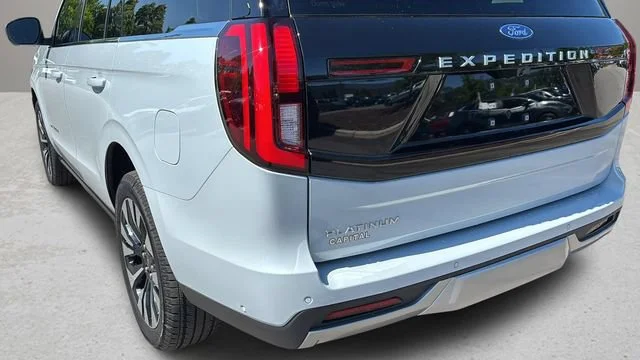 Used 2025  Ford Platinum image 38