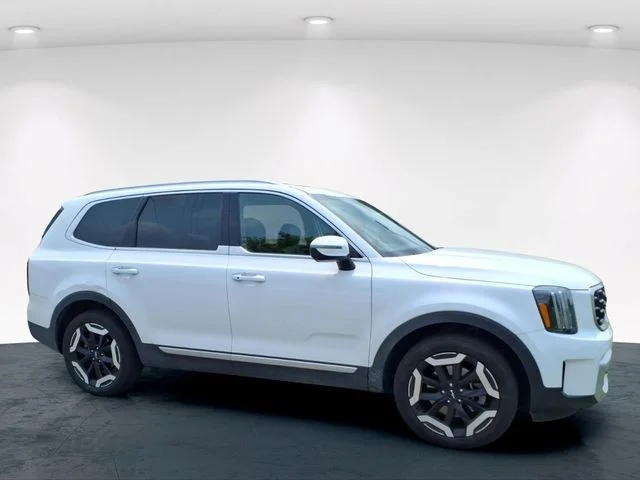 Used 2025 White Kia S image 4