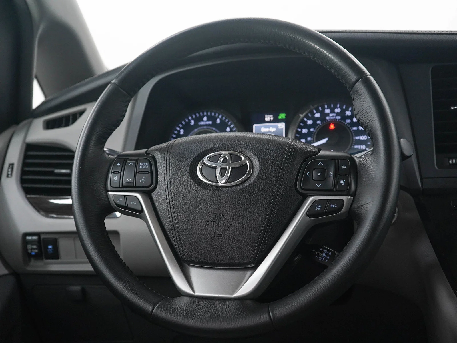 Used 2018 Silver Sky Metallic Toyota XLE Premium FWD 8-Passenger image 19