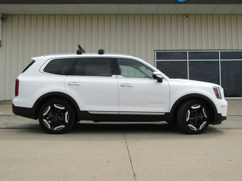 Used 2025 White Kia S image 2