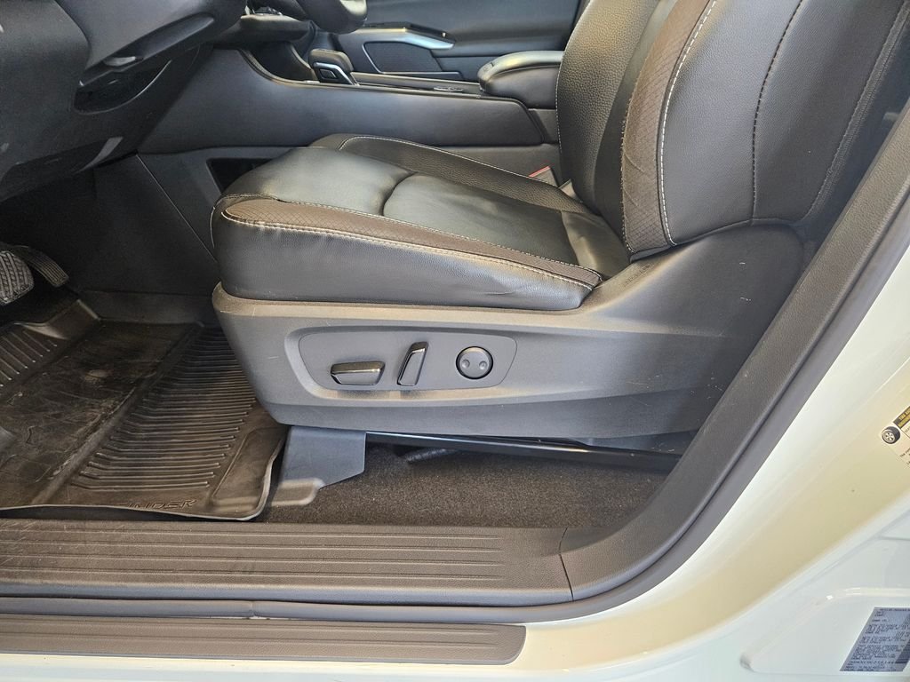 Used 2023 Pearl White Nissan SL image 15