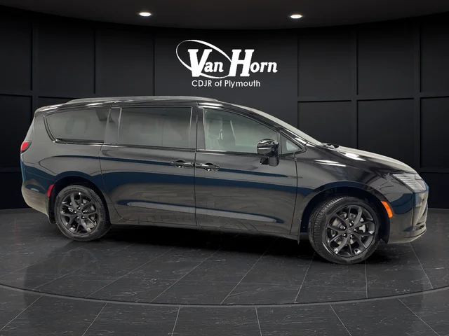 New 2027 Diamond Black Crystal Pearl-Coat Exterior Paint Chrysler Limited image 8