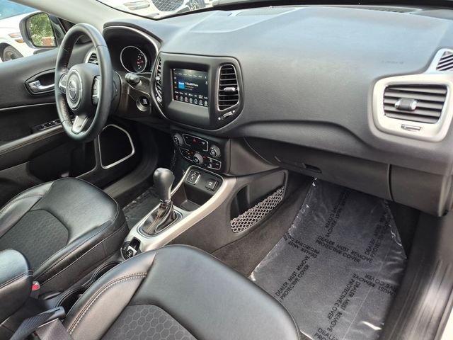 Used 2018 White Jeep Latitude image 27