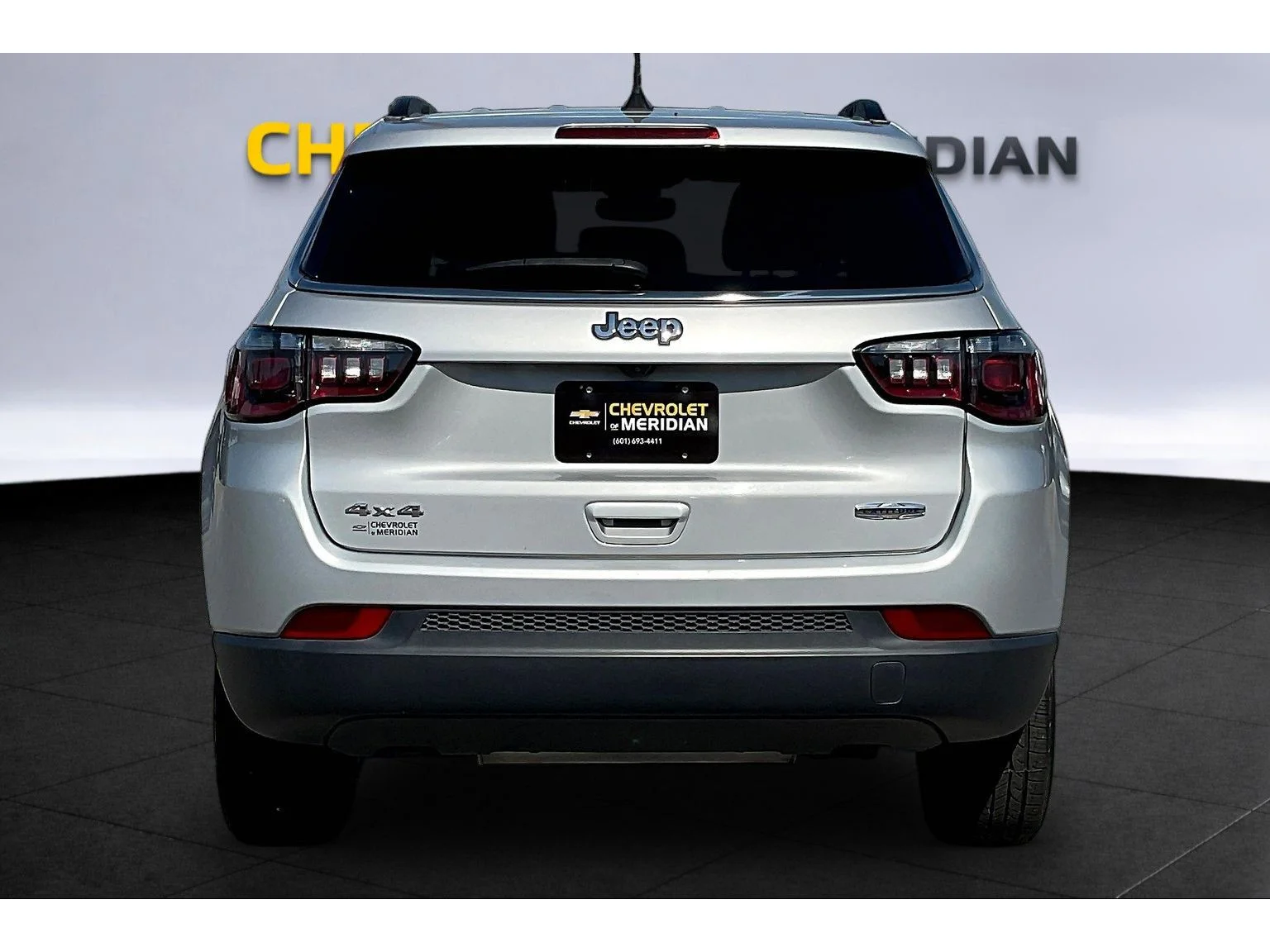 Used 2024 Silver Jeep Latitude image 4