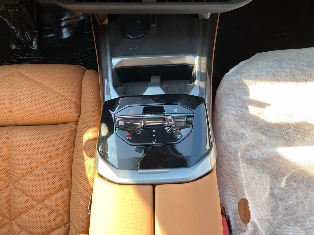 New 2027 Mineral White Metallic BMW 740i xDrive image 12