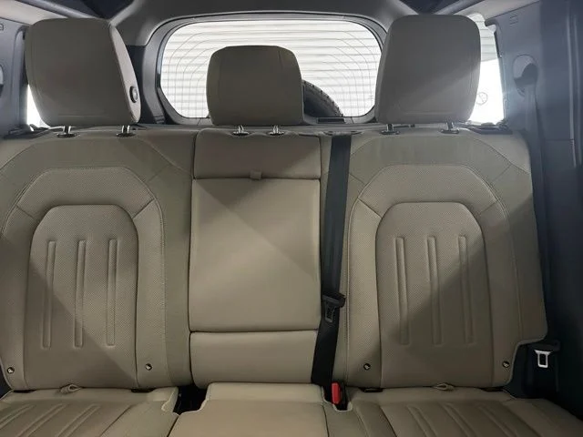 Used 2020 Tasman Blue Metallic Land Rover SE image 13