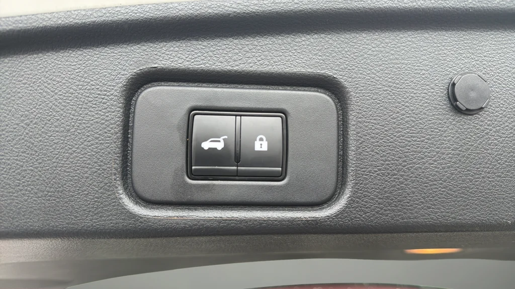 Used 2023 White Nissan SL image 15