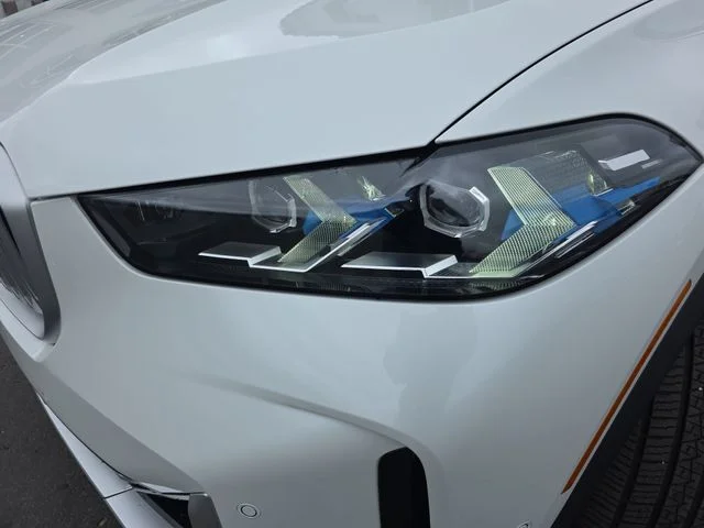 Used 2025 White Metallic BMW xDrive40i image 32