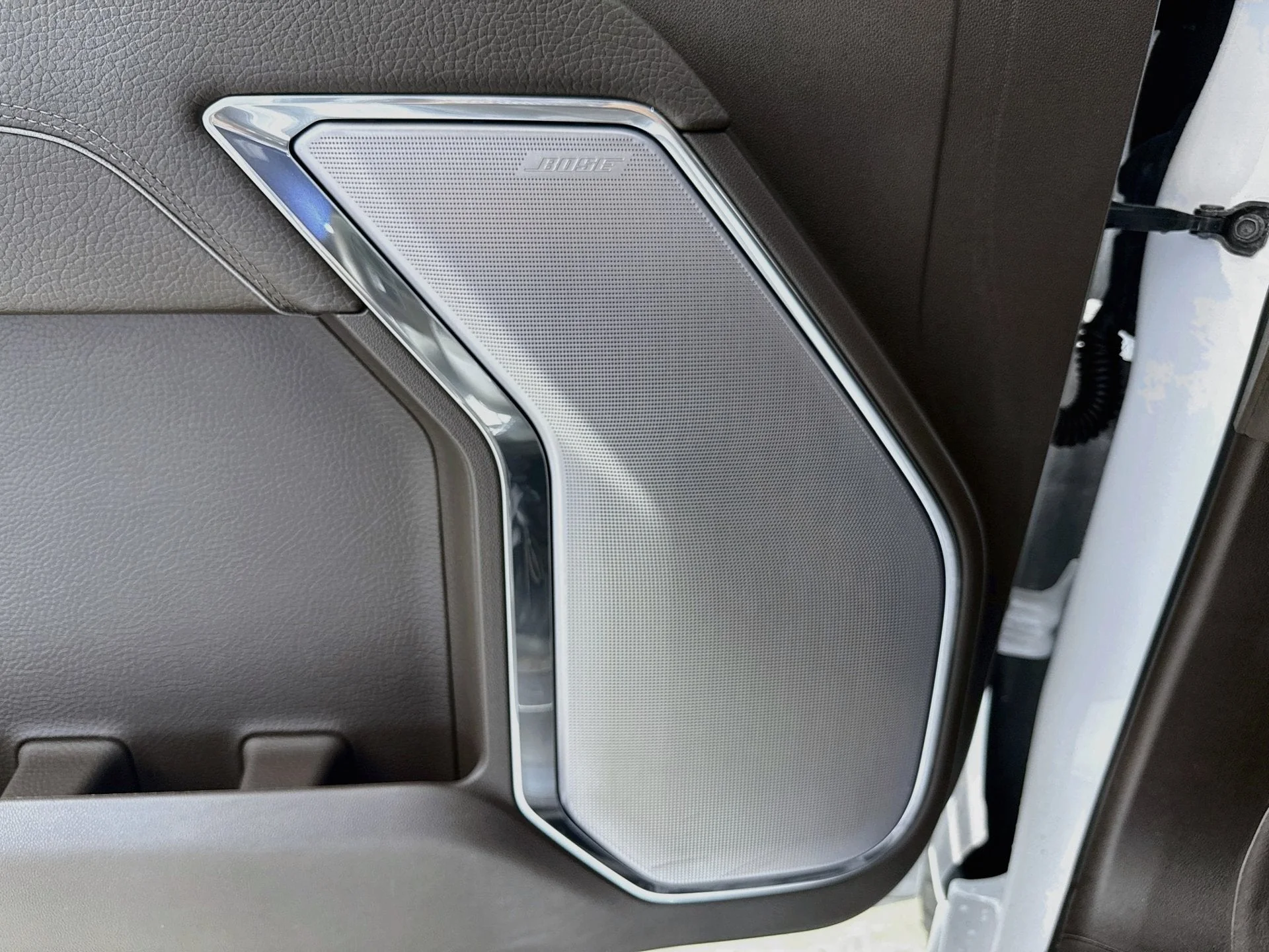 Used 2024 White Frost Tricoat GMC Denali image 17