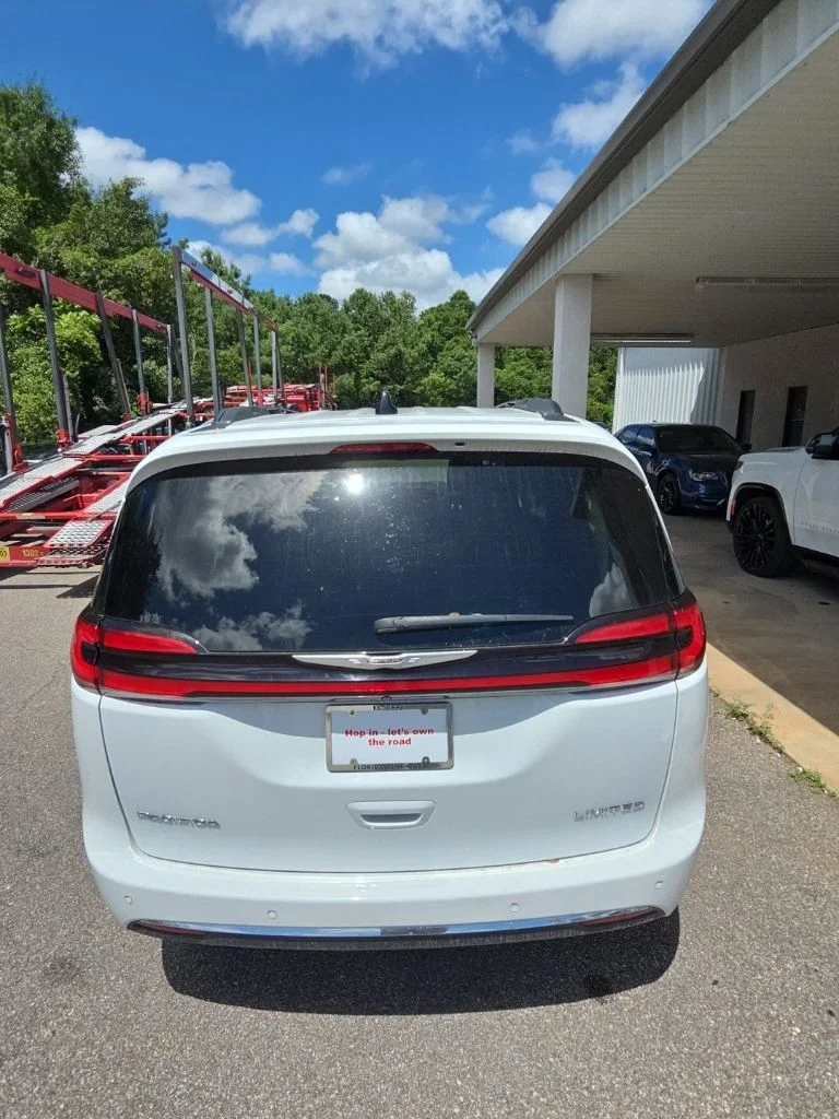 Used 2023 White Chrysler Limited image 14