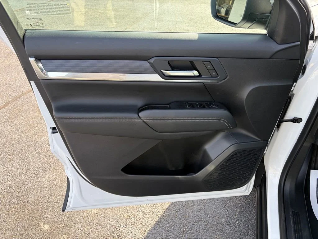 Used 2025 Summit White GMC Elevation image 17