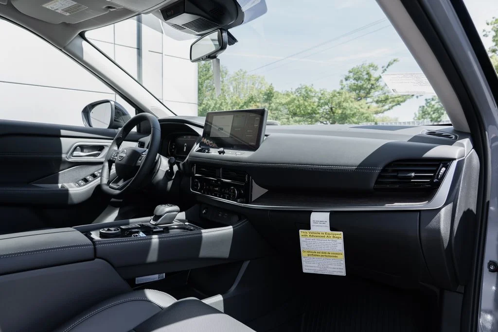 New 2026 Boulder Gray Pearl / Super Black Two-tone Nissan Platinum image 29