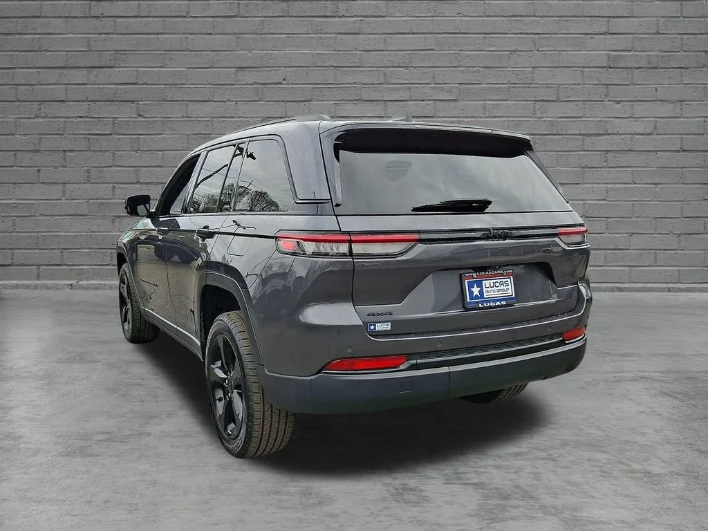Used 2023 Baltic Gray Metallic Clearcoat Jeep Altitude image 9