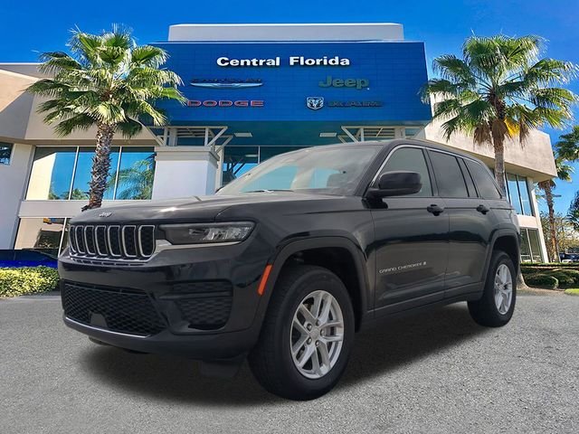 New 2026 Diamond Black Crystal Pearl-Coat Exterior Paint Jeep Laredo image 9