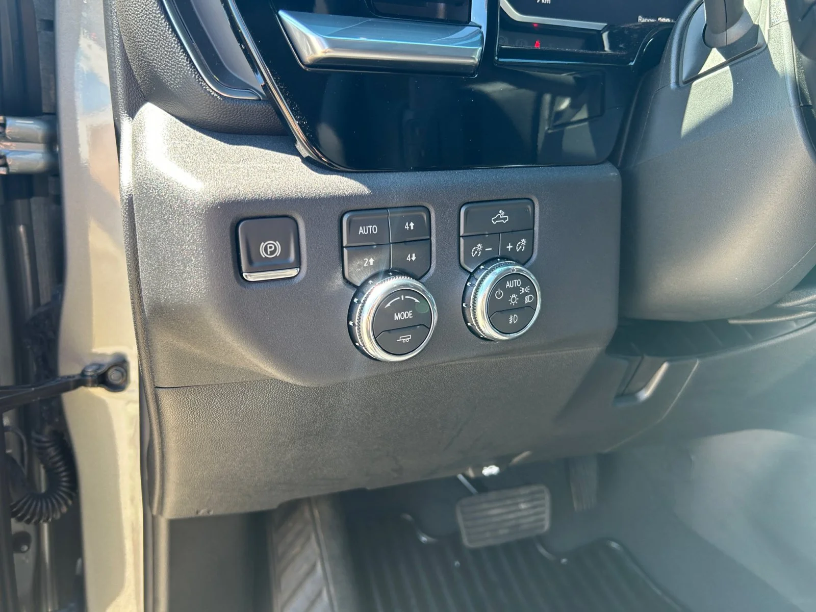 New 2026 Sterling Metallic GMC Elevation image 15