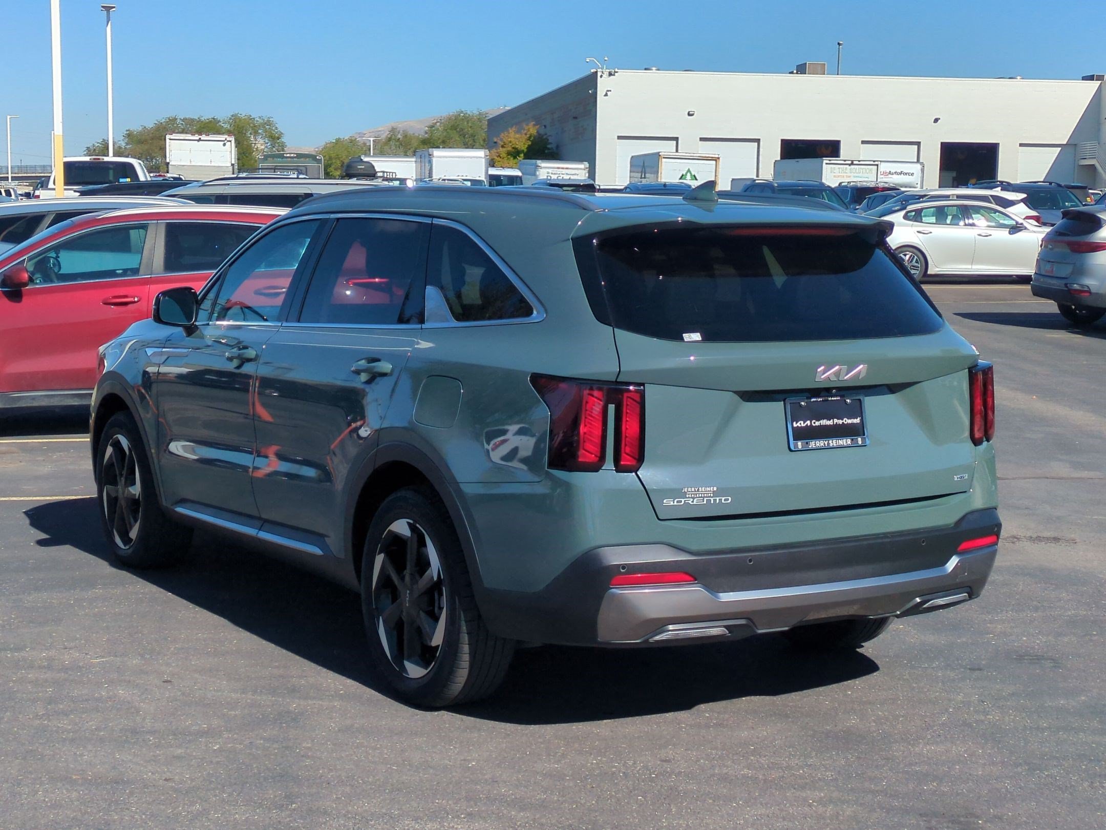 Used 2025 Cityscape Green Kia EX image 3