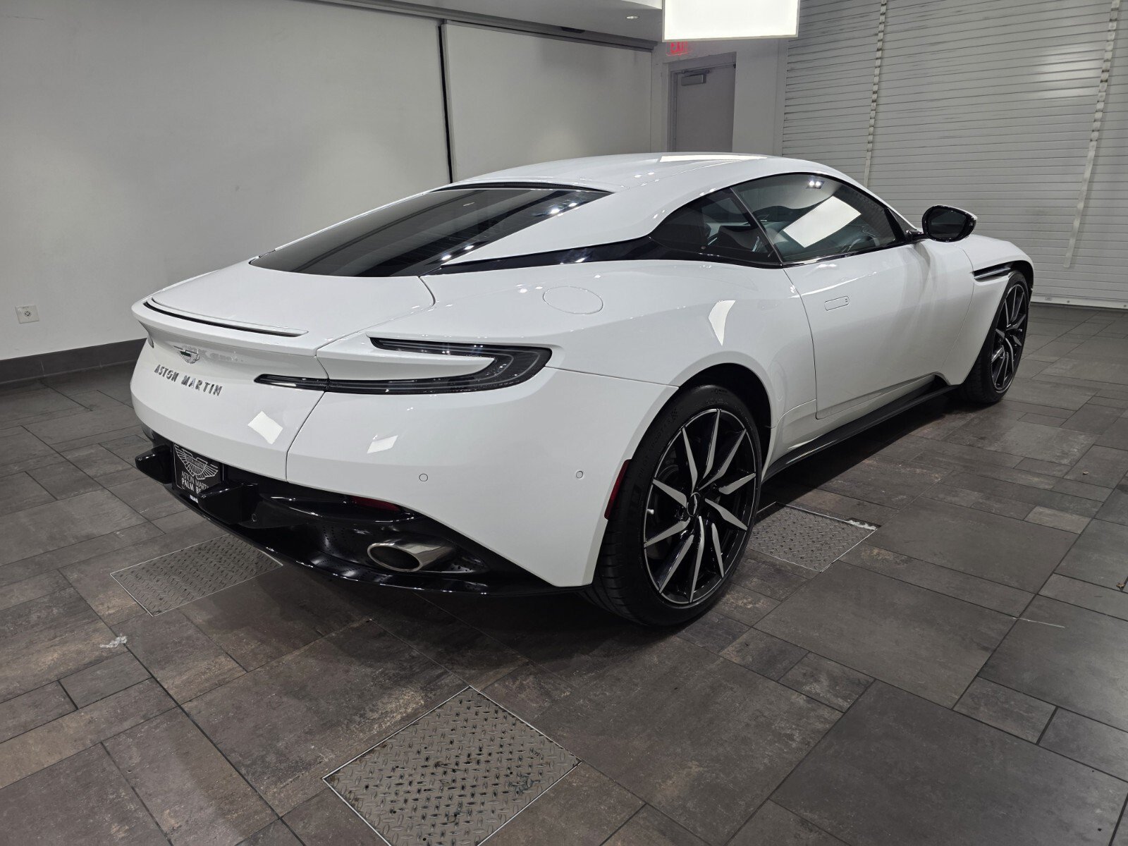 Used 2023 Lunar White Aston Martin V8 Coupe image 24