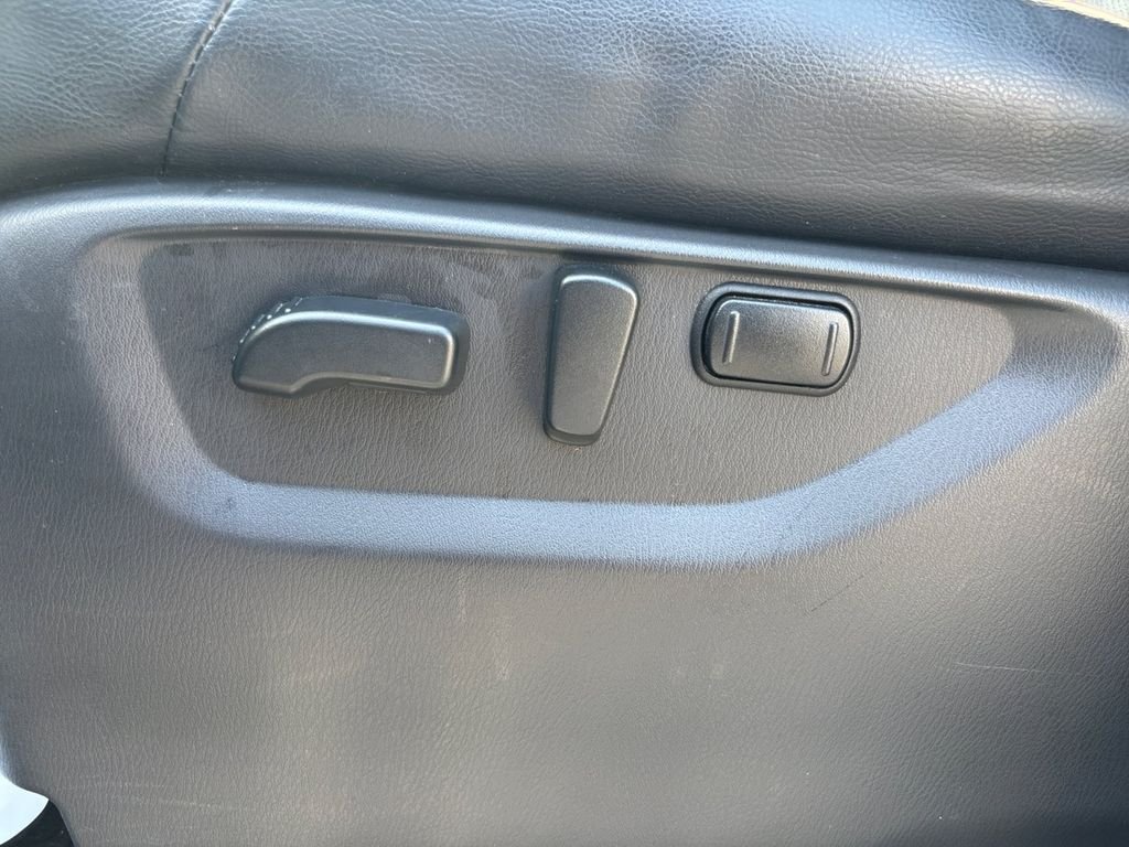 Used 2022 White Nissan SL image 32