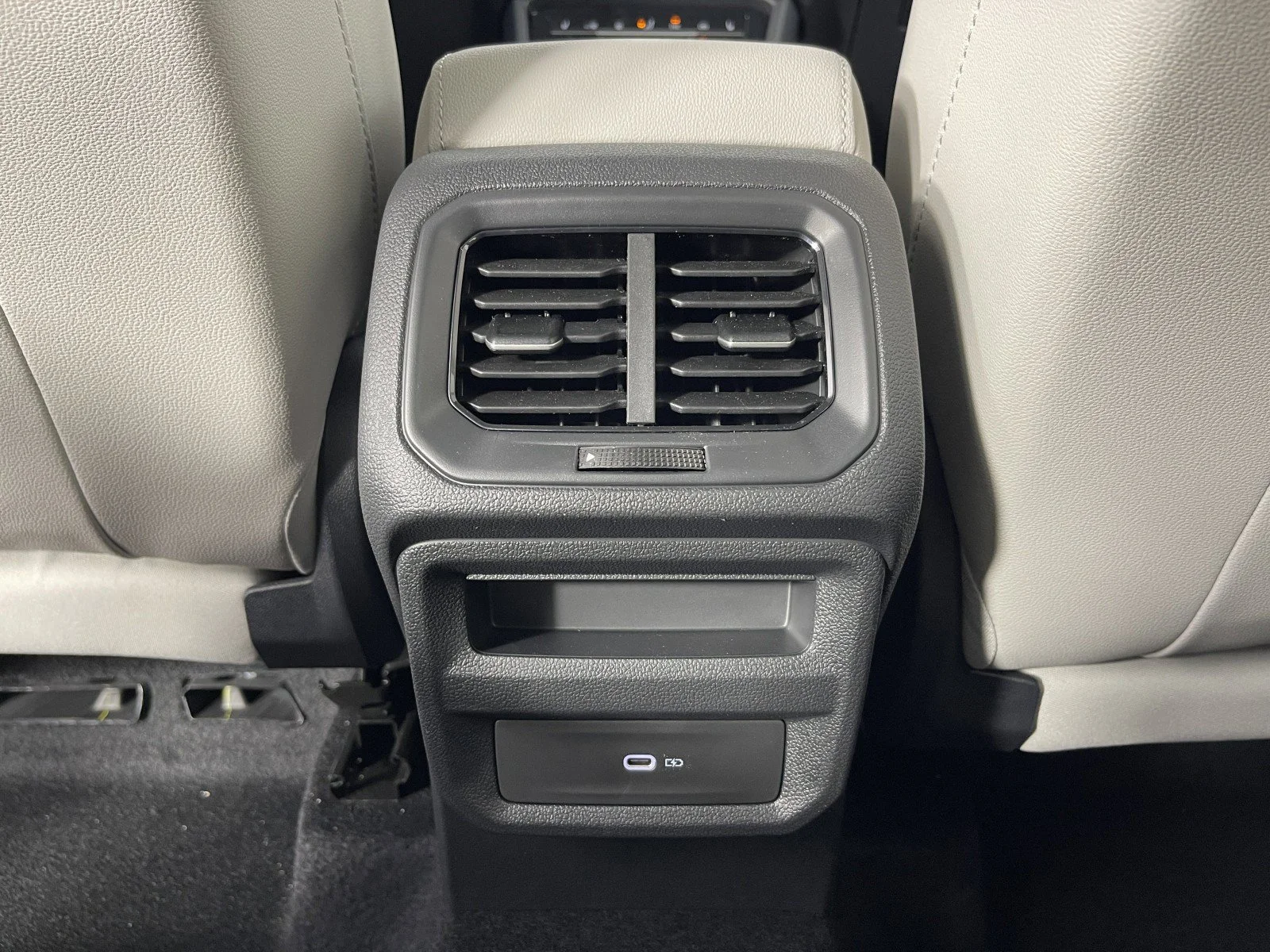 Used 2025 Pure White Volkswagen SE image 32