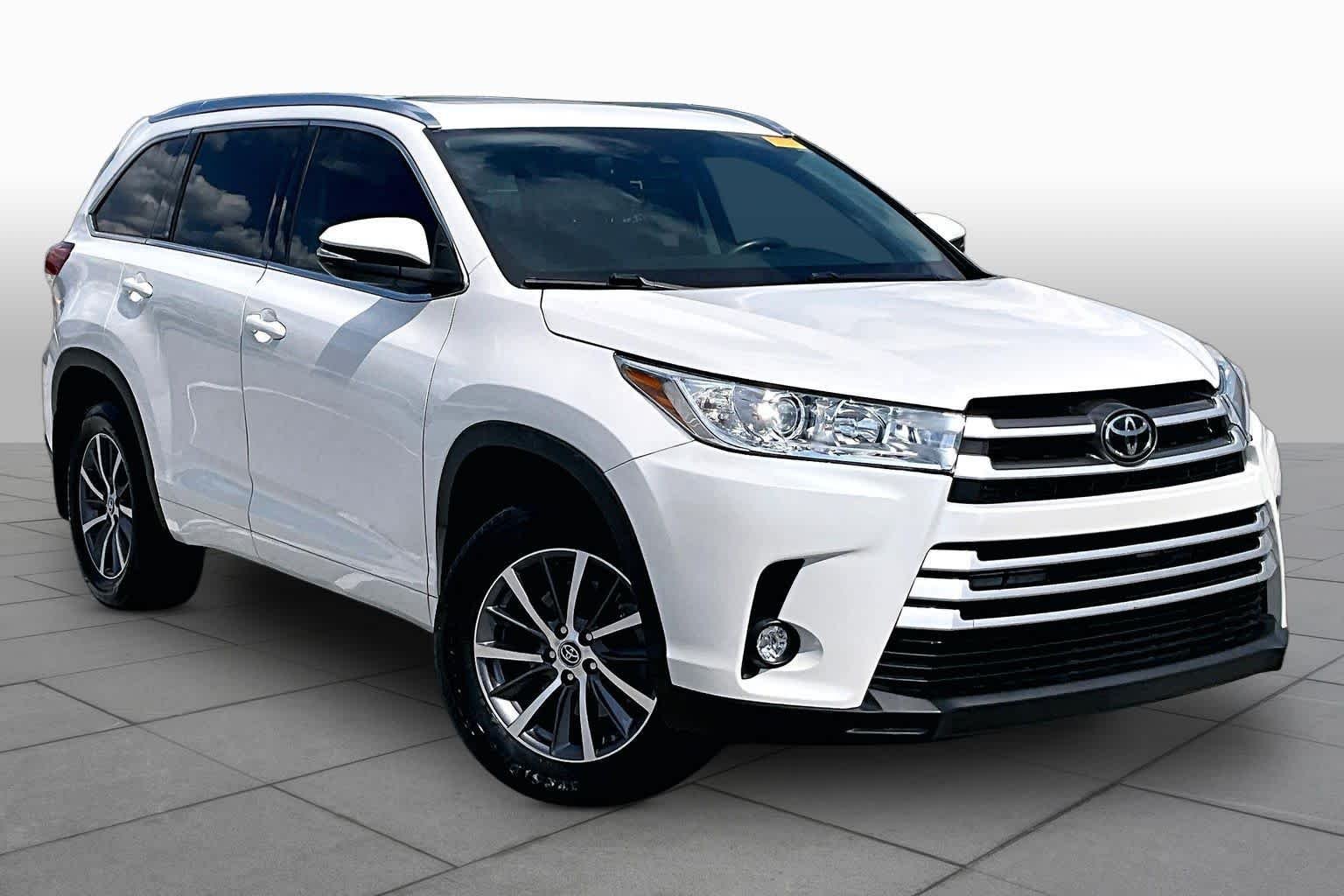 Used 2018 Blizzard Pearl Toyota XLE image 3